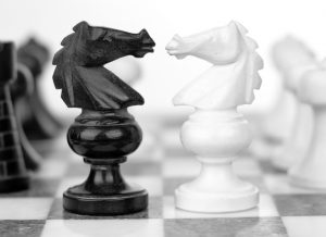 Schach, schwarz-weiße Springer Konfrontation